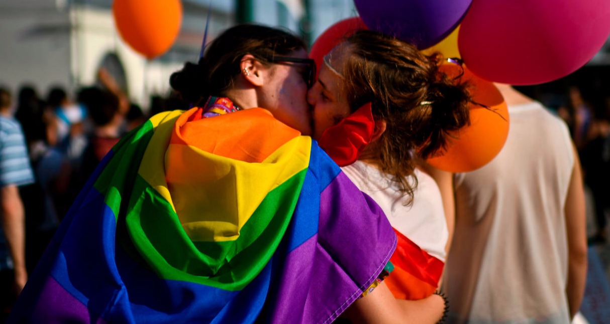 bisexual threesome score